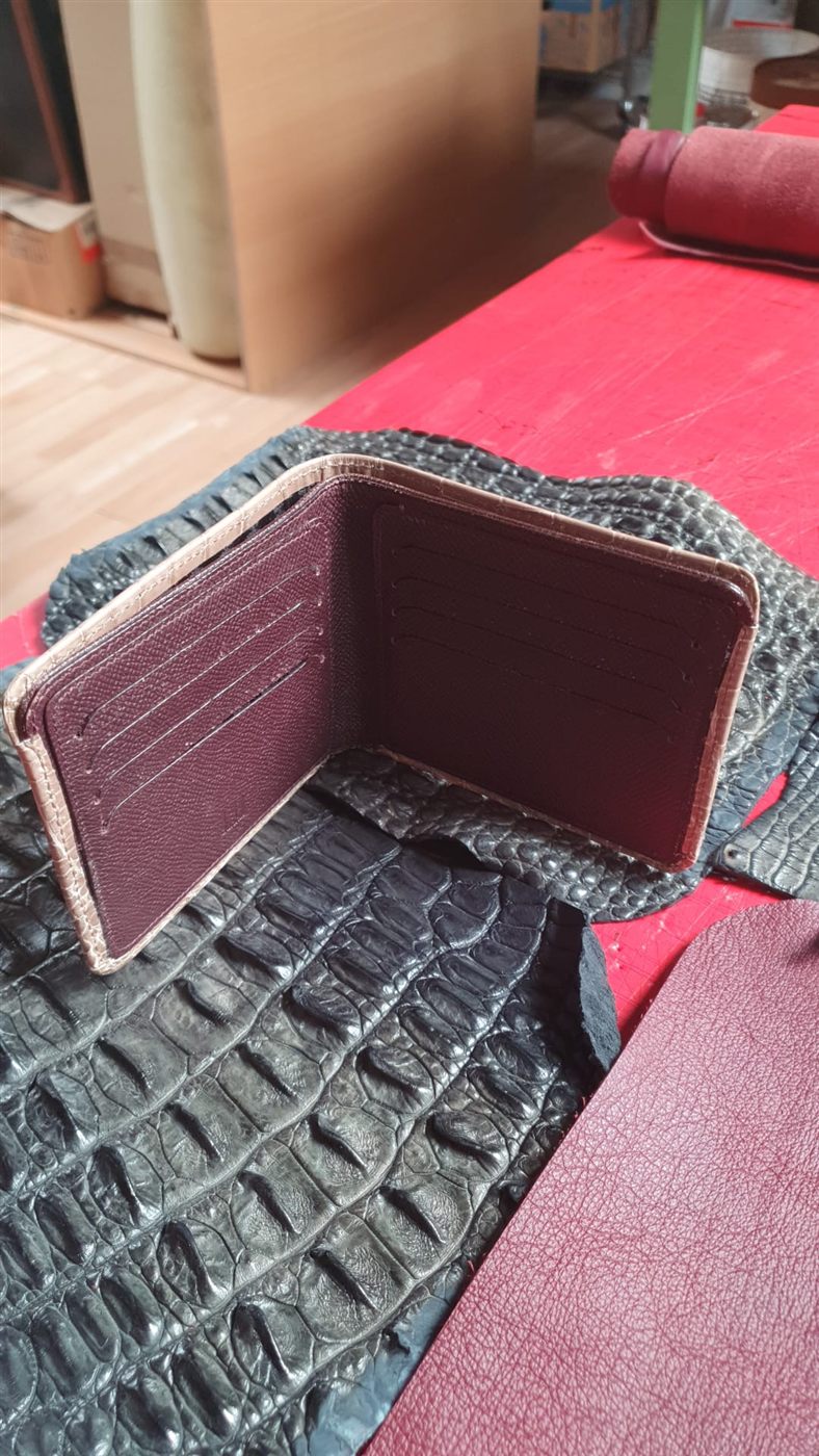 Portefeuille — vue intérieure, crocodile de Thaïlande